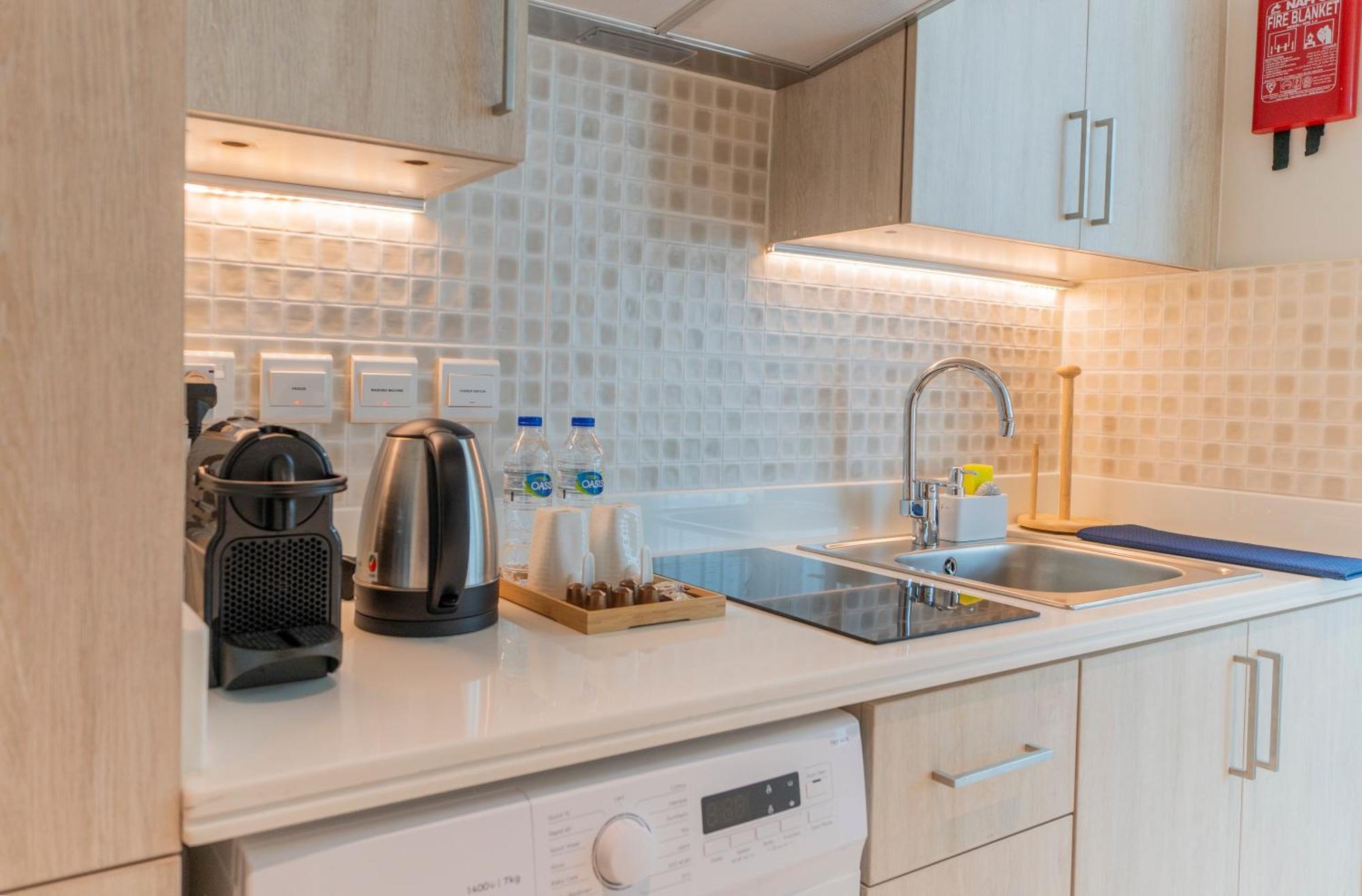 Studio With Pool And Private Beach Access On Palm Jumeirah ドバイ エクステリア 写真